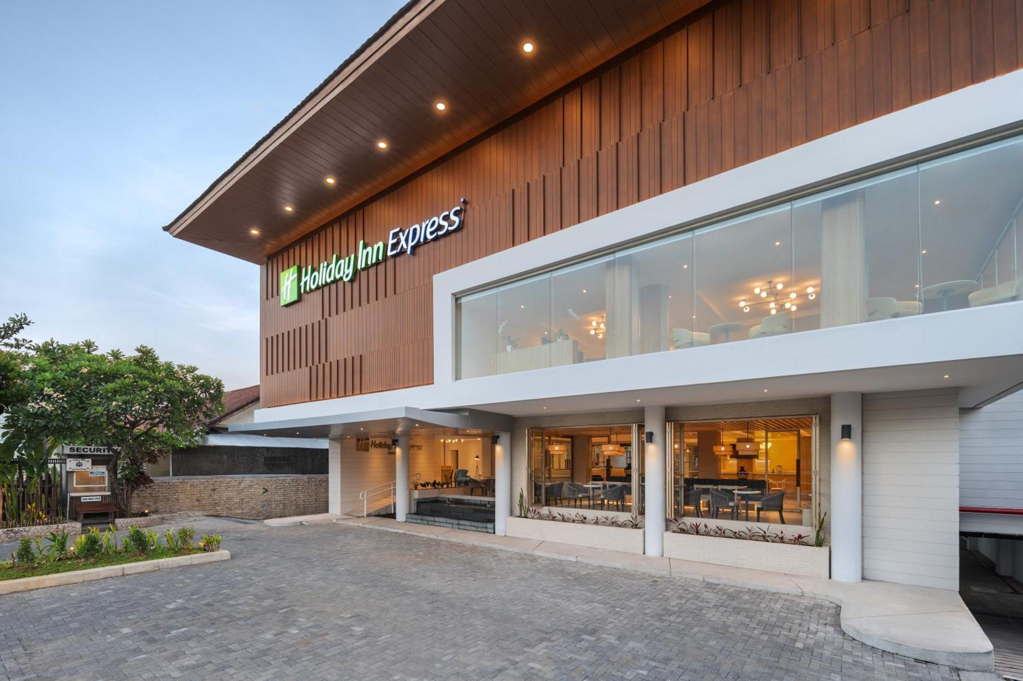 Holiday Inn Express Bali Sunset Road By Ihg Кута Экстерьер фото