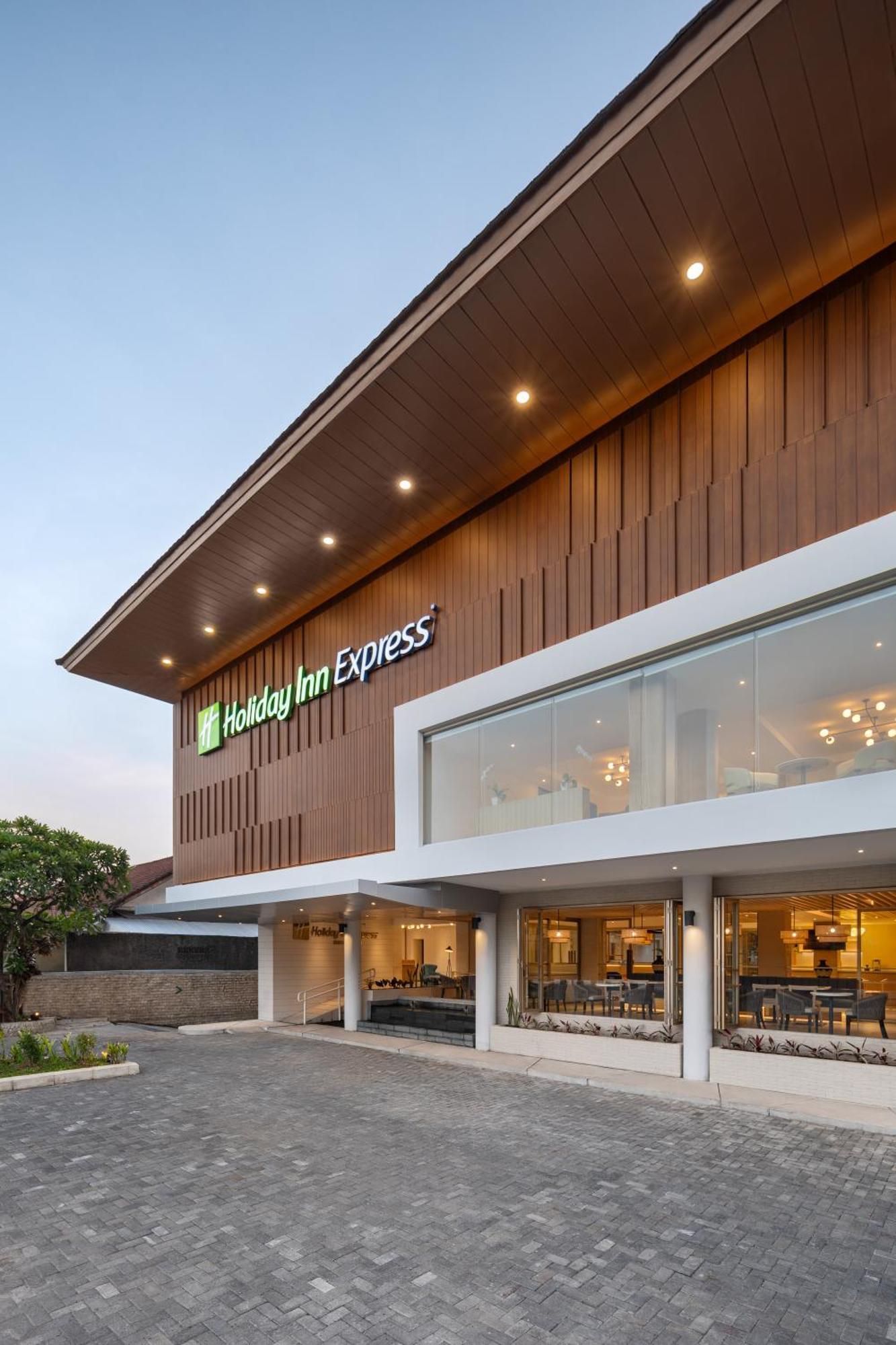 Holiday Inn Express Bali Sunset Road By Ihg Кута Экстерьер фото