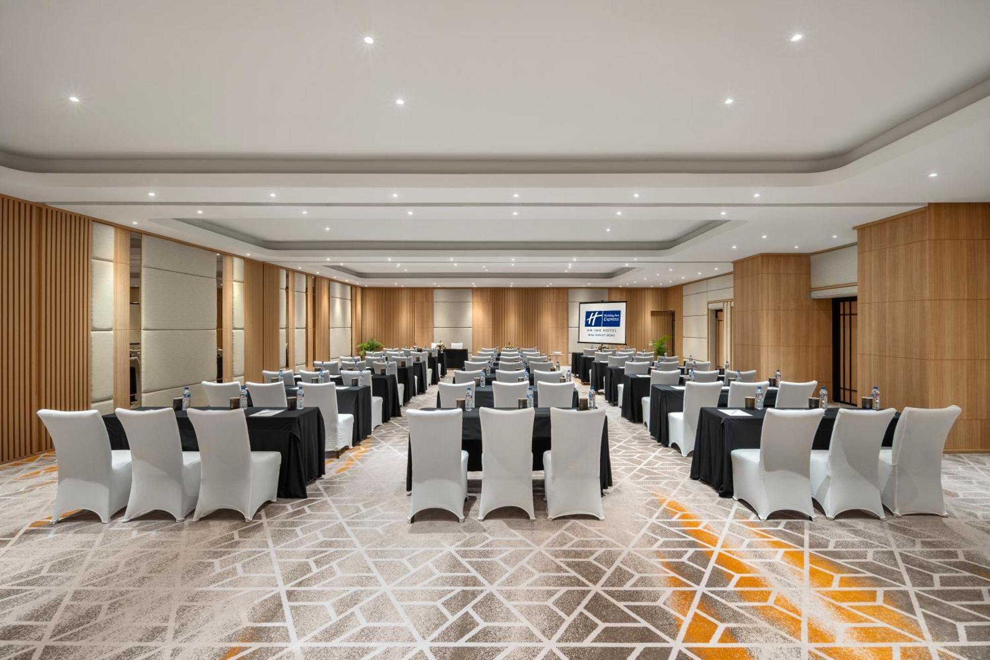 Holiday Inn Express Bali Sunset Road By Ihg Кута Экстерьер фото
