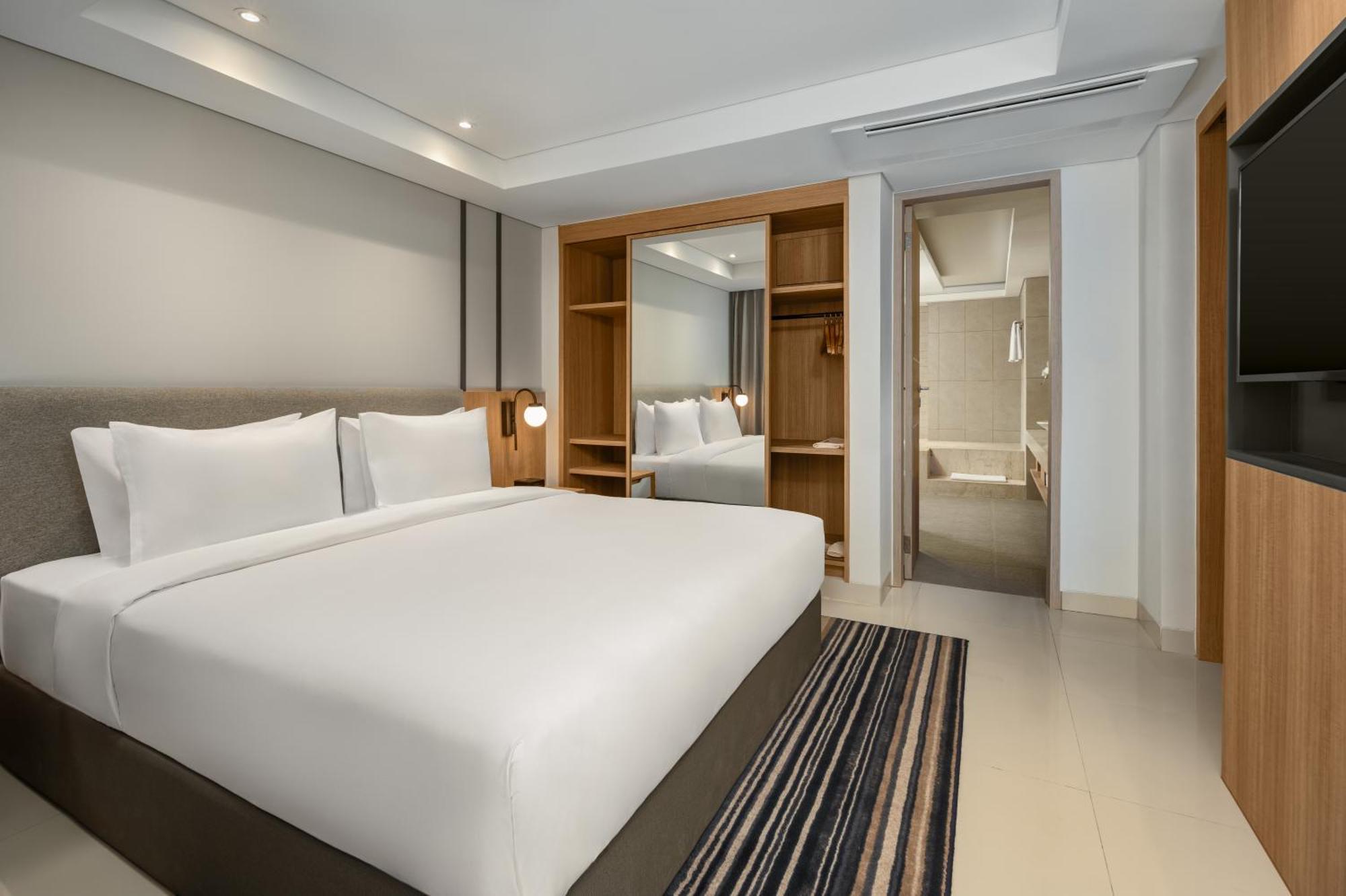 Holiday Inn Express Bali Sunset Road By Ihg Кута Экстерьер фото
