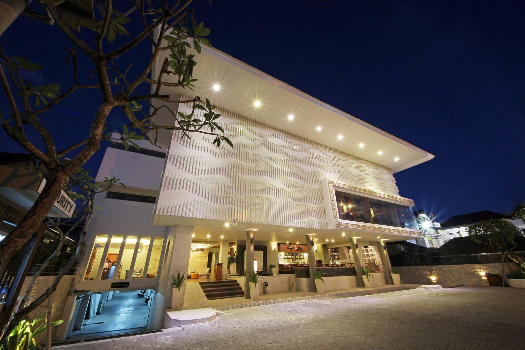 Holiday Inn Express Bali Sunset Road By Ihg Кута Экстерьер фото